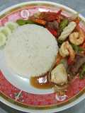 ผัดพริกรวมมิตรราดหน้าข้าว