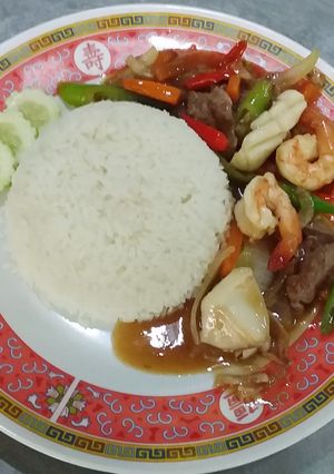 รูปของ ผัดพริกรวมมิตรราดหน้าข้าว