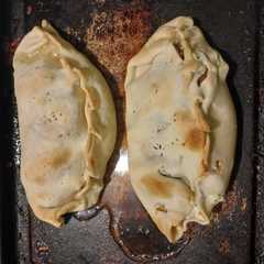 Una foto de Calzone de pera,queso azul,ricotta,tomillo y miel