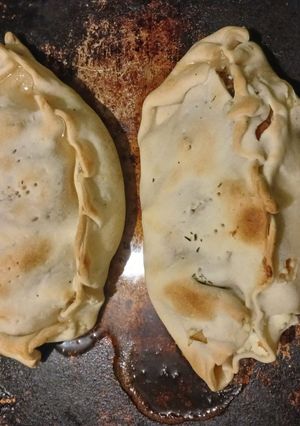 Una foto de Calzone de pera,queso azul,ricotta,tomillo y miel