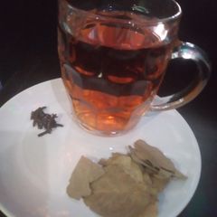 A picture of Bay leaves and cloves tea.