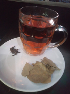 A picture of Bay leaves and cloves tea.