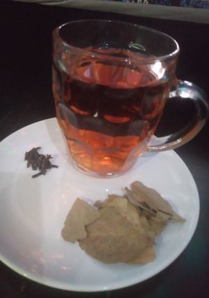 A picture of Bay leaves and cloves tea.
