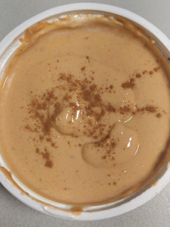 Una foto de Yogurt desnatado de ciruela con canela
