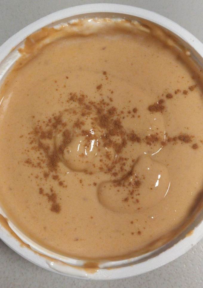 Una foto de Yogurt desnatado de ciruela con canela