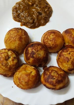 முட்டை சிக்கன் பணியாரம்(egg chicken paniyaram recipe in tamil) செய்முறை முக்கிய புகைப்படம்