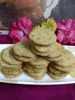 रवा मसालेदार खस्ता मठरी (rawa masaledar kasta mathri recipe in hindi) रेसिपी मुख्य फोटो