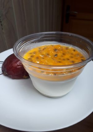Une photo de Panna cotta coco et fruit de la passion