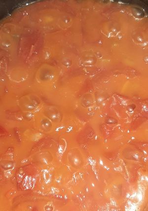 A picture of Tomatoe and onion sauce.