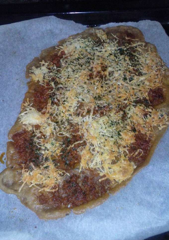 Una foto de Coca de vidre con sobrasada y queso