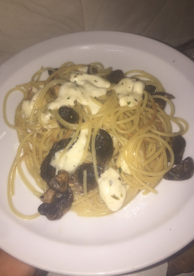 Una foto de Spaghetti con champiñones y mozzarella!!!