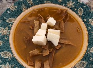 Una foto de Sopa azteca o sopa de tortilla