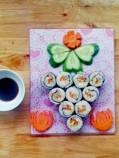 Hình của món Cơm cuộn trứng.