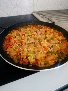 Una foto de Arroz con salchichas y verdura