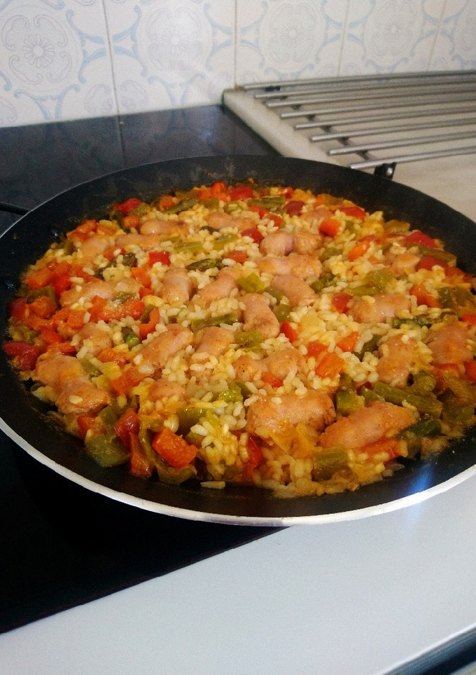 Una foto de Arroz con salchichas y verdura