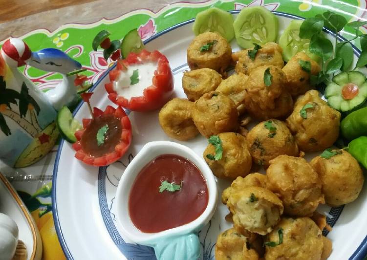 Batata Vada and green tea