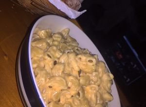 Una foto de Macarrones con queso 🧀 y ajo 🤩
