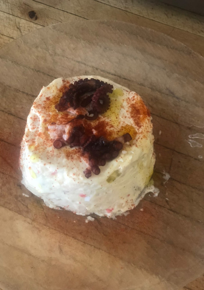 Una foto de Ensaladilla de pulpo, surimi y gambas