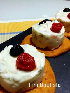 Una foto de Ensaladilla rusa en base de crespillos (canapés)