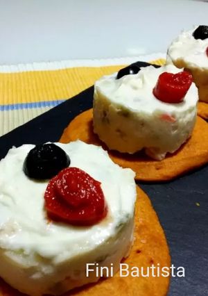 Una foto de Ensaladilla rusa en base de crespillos (canapés)