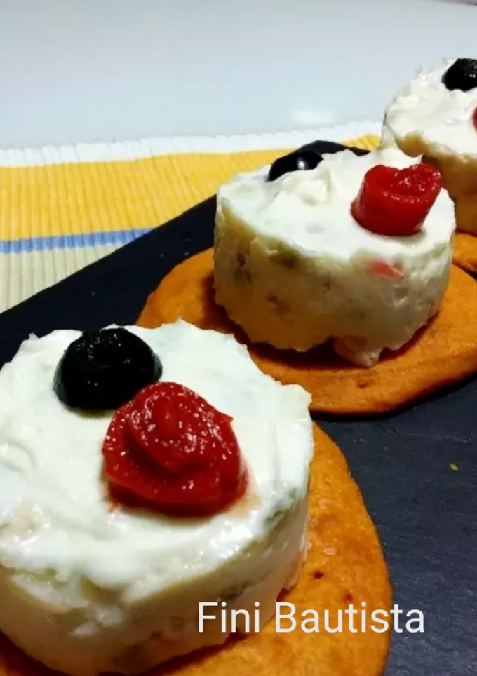 Una foto de Ensaladilla rusa en base de crespillos (canapés)