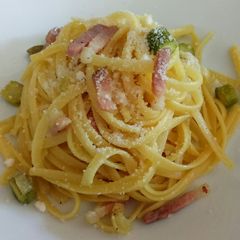 A picture of Linguine with speck, saffron and asparagus.