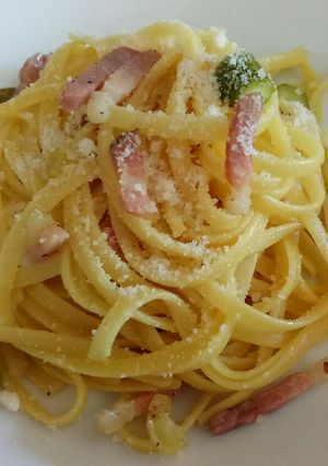 A picture of Linguine with speck, saffron and asparagus.