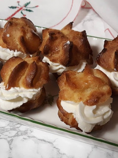 Una foto de Profiteroles con nata