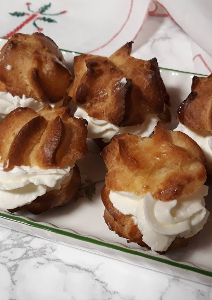 Una foto de Profiteroles con nata