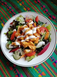 Una foto de Ensalada con pollo a la plancha