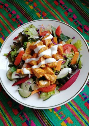 Una foto de Ensalada con pollo a la plancha