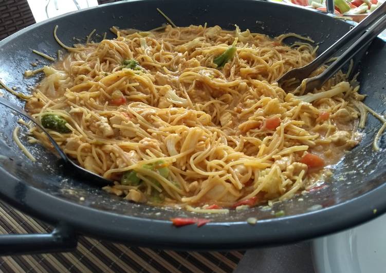 Macarrão com legumes no tacho