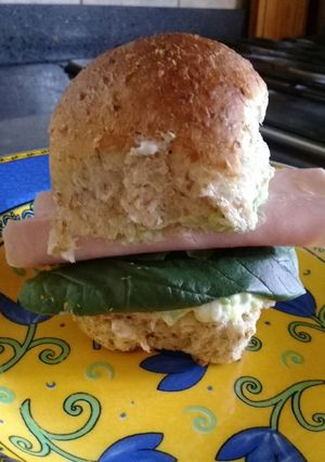 Una foto de Sándwich de espinaca, palta y jamón🍔