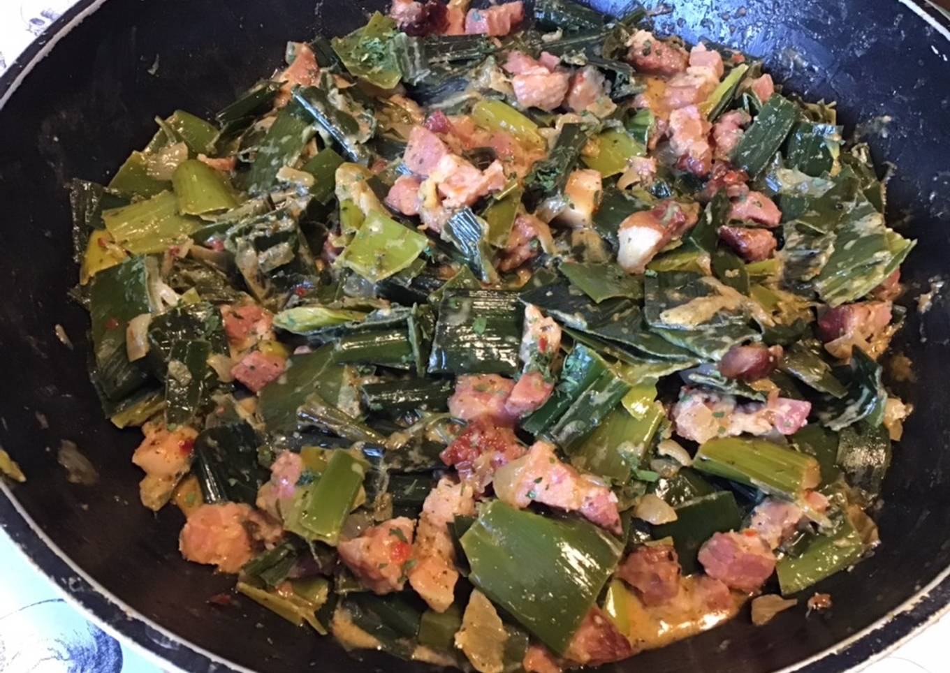 Fondue de poireaux au lard, oignon, crème et épices