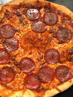 Una foto de Pizza Artesanal Salame Queso (masa a la piedra)