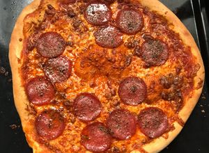 Una foto de Pizza Artesanal Salame Queso (masa a la piedra)