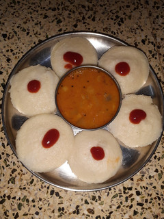 રવા ઈડલી (Rava Idli Recipe In Gujarati) રેસીપી મુખ્ય ફોટો