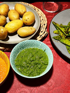 Una foto de Cena saludable! Lubina, tirabeques y patatas con mojo rojo y verde