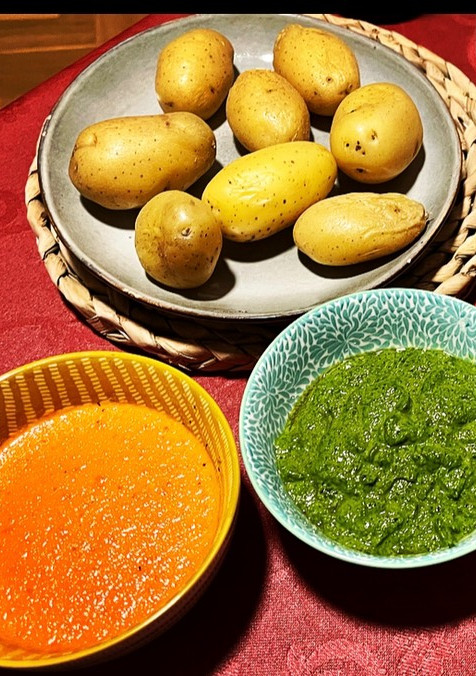 Una foto de Cena saludable! Lubina, tirabeques y patatas con mojo rojo y verde