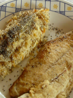 Una foto de Salmonete frito c/arroz y chía