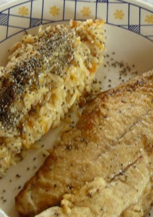 Una foto de Salmonete frito c/arroz y chía