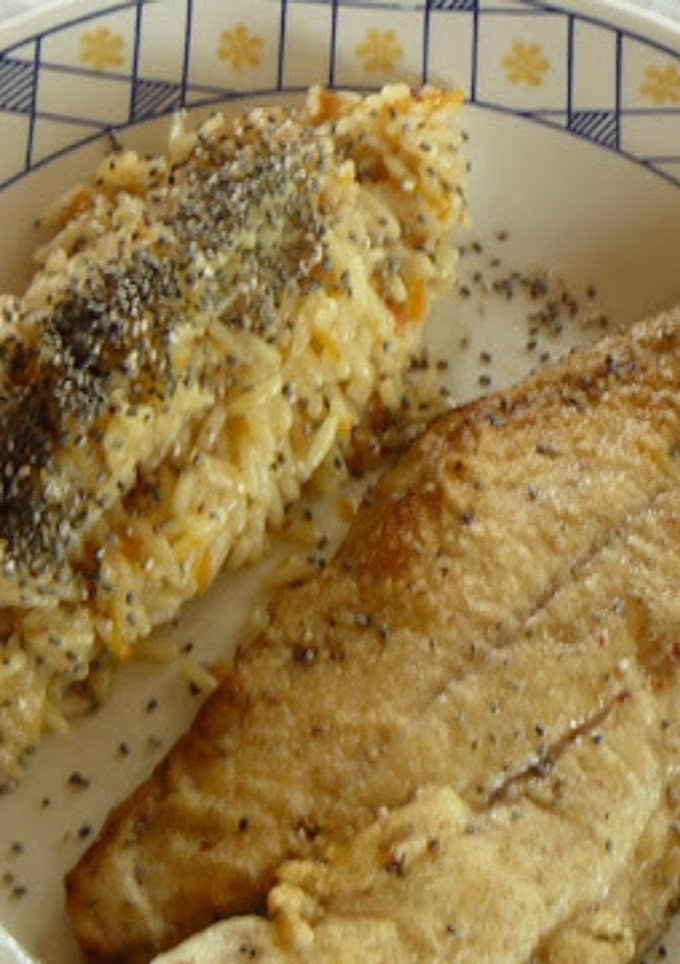 Una foto de Salmonete frito c/arroz y chía