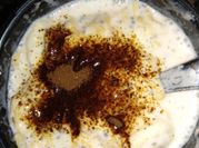 Una foto de chia con yogurt