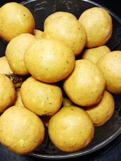चविष्ट बेसन लाडू (besan ladoo recipe in marathi) रेसिपी चे मुख्य फोटो