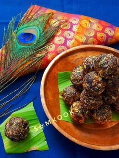 खजूर ड्रायफ्रुट्स लाडू (khajur dry fruits ladoo recipe in marathi) रेसिपी चे मुख्य फोटो 