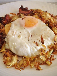 Una foto de Huevo frito con crujiente de alcachofa y bacon