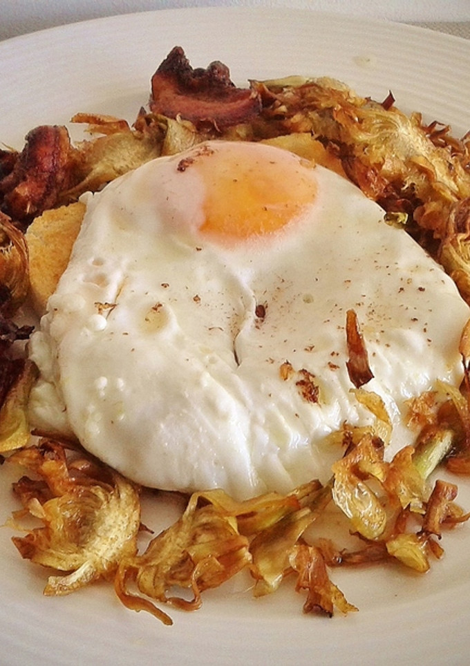 Una foto de Huevo frito con crujiente de alcachofa y bacon