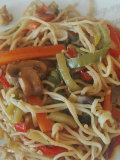 Una foto de Fideos orientales con verduras y salsa de soja
