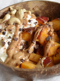 Una foto de Bol de yogur griego con nectarina y crema de anacardos