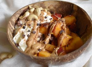 Foto principal de Bol de yogur griego con nectarina y crema de anacardos